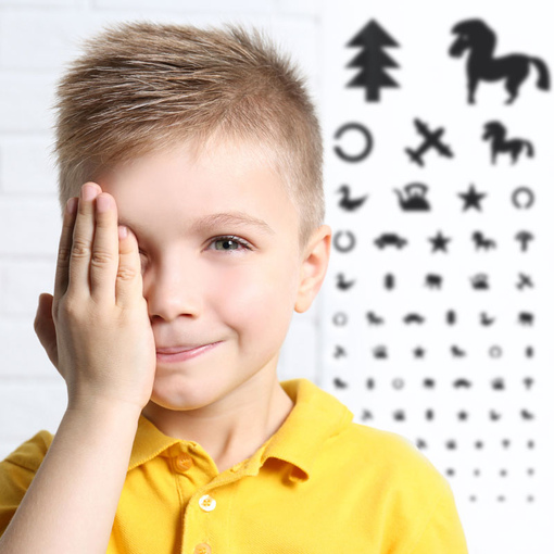 Ребенок проходит проверку зрения