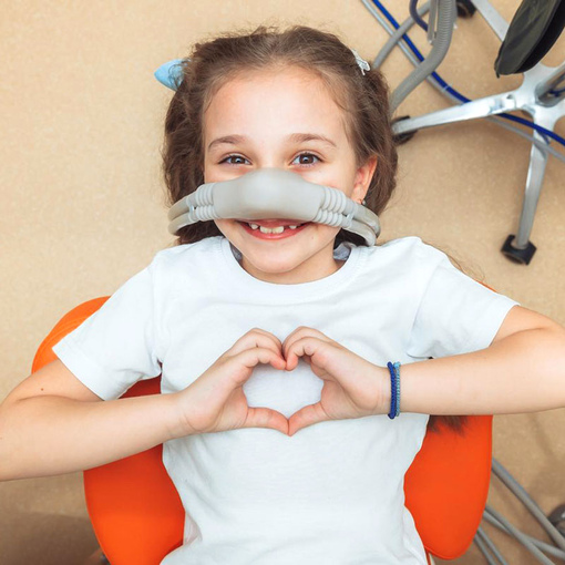 Девочка не боится лечить зубы в седации Пропофолом