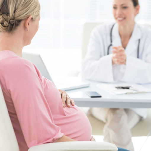 Врач-уролог консультирует беременную женщину